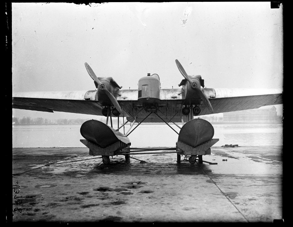 Aircraft; Potomac River in background LCCN2016891139
