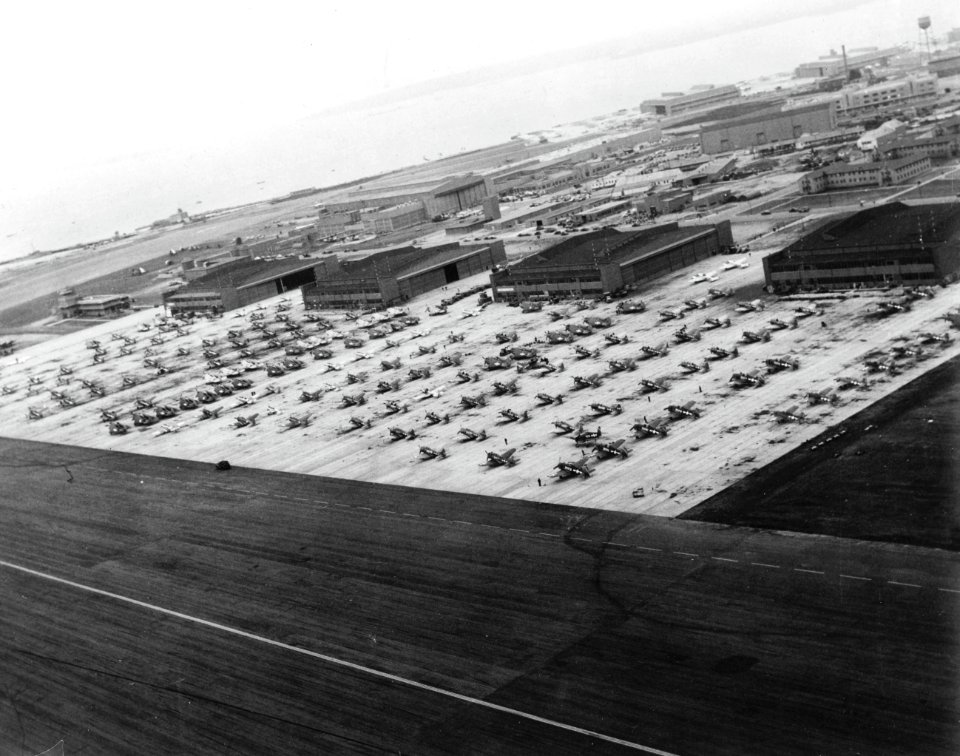 Aircraft parked at Naval Air Station Quonset Point, in 1943 (38330045)