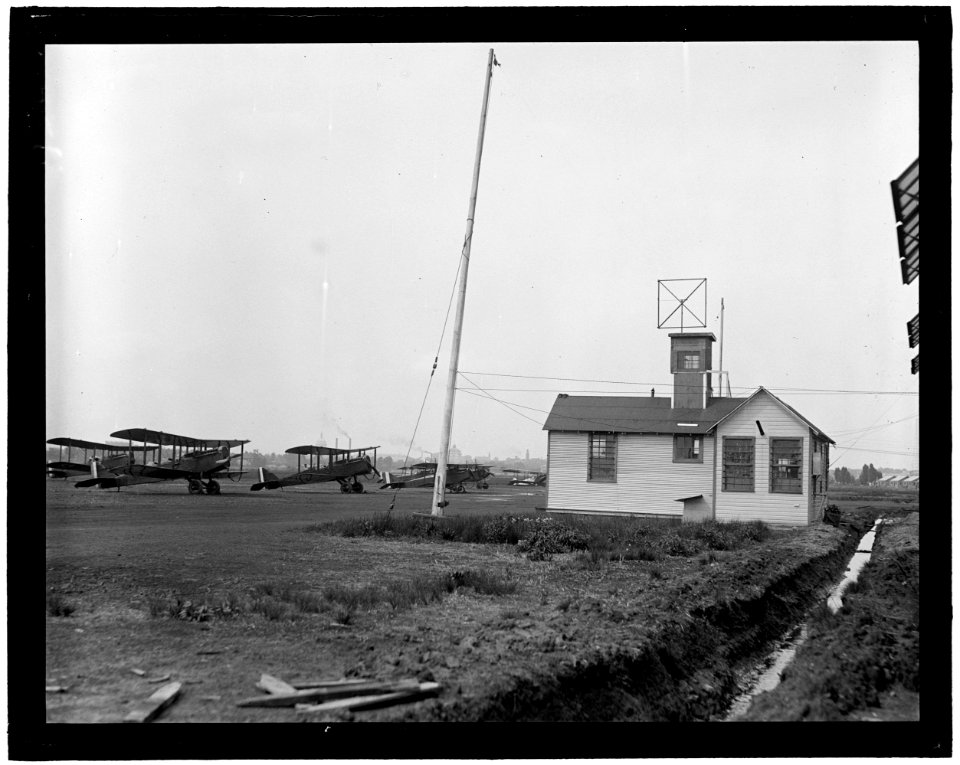 Airplanes on airfield LCCN2016863095