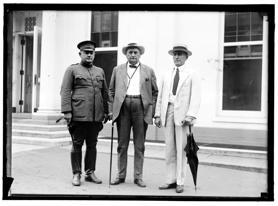ALABAMANS. ROOSTERS BEING PRESENTED TO ALABAMA CITIZENS AT WHITE HOUSE. VIEWS OF PRESENTATION. UNIDENTIFIED; J.H. BANKHEAD; W.B. BANKHEAD LCCN2016870296