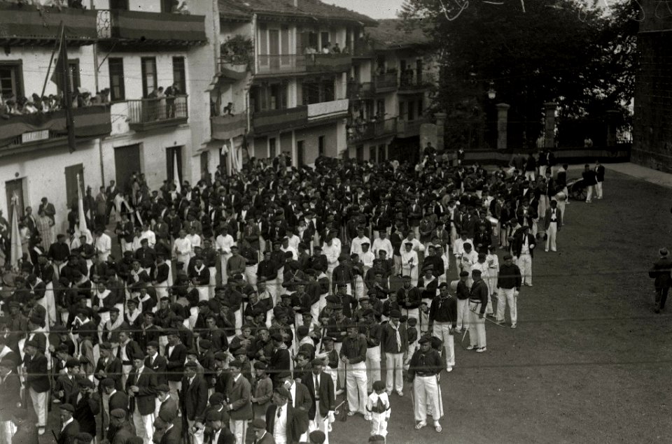 Alarde de Hondarribia con motivo de la celebración de sus fiestas patronales (15 de 18) - Fondo Car-Kutxa Fototeka