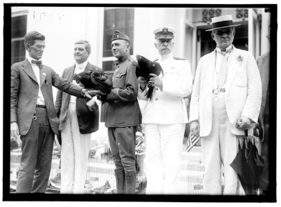 ALABAMANS. ROOSTERS BEING PRESENTED TO ALABAMA CITIZENS AT WHITE HOUSE. VIEWS OF PRESENTATION. REP. OLIVER 2ND FROM LEFT; ADMIRAL BENSON AND CHAMP CLARK, RIGHT LCCN2016870295
