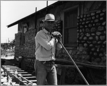 Airport tract, near Modesto, Stanislaus County, California. He works on W.P.A. On that budget he is . . . - NARA - 521619
