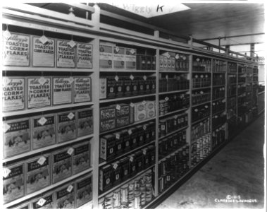 Aisle view in a Piggly Wiggly Supermarket. 1917-1918 LCCN2017646580