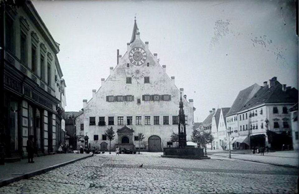 AK - Neumarkt - Rathaus - Brunnen