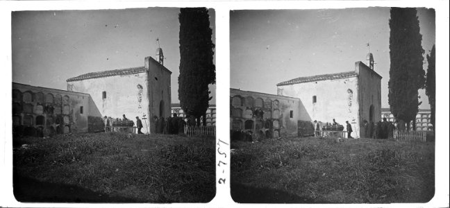 Al cementiri durant l ' enterrament d ' Arsènia Bargalló