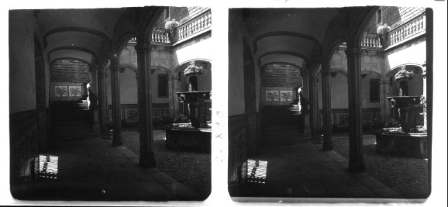 Al pati de la casa de l ' Ardiaca de Barcelona (SaP 890b 02)