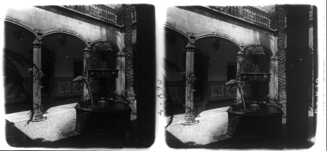 Al pati de la casa de l ' Ardiaca de Barcelona