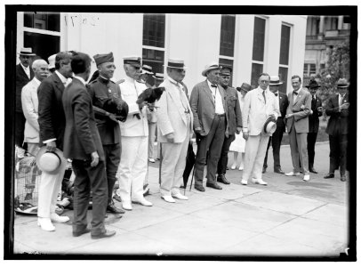 ALABAMANS. ROOSTERS BEING PRESENTED TO ALABAMA CITIZENS AT WHITE HOUSE. AT CENTER- ADMIRAL BENSON, CHAMP CLARK, J.H. BANKHEAD LCCN2016870293
