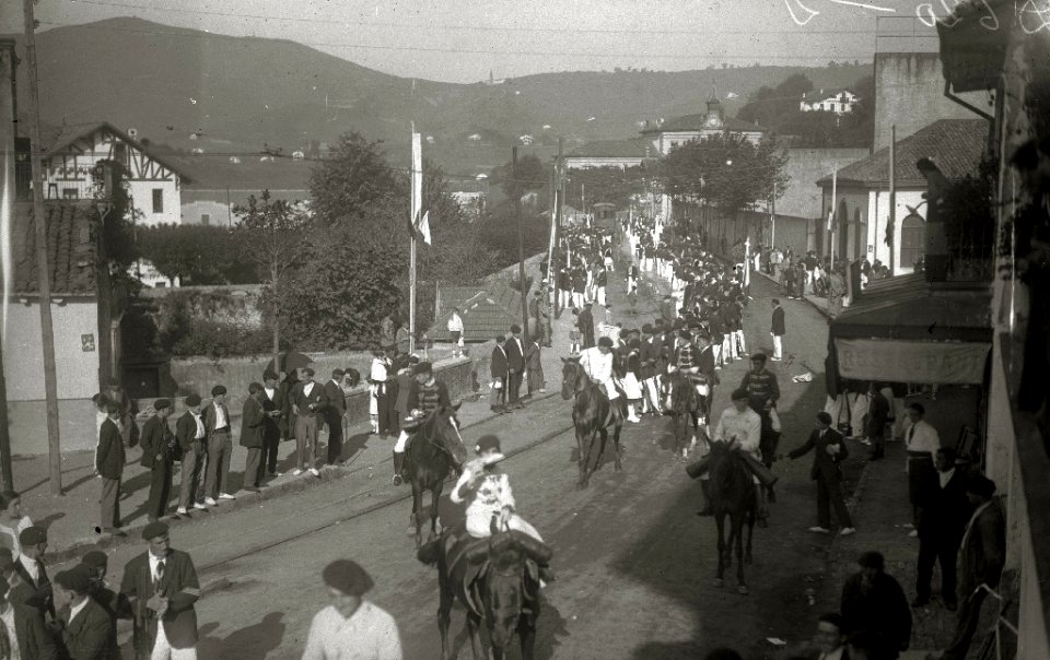 Alarde de Hondarribia con motivo de la celebración de sus fiestas patronales (10 de 18) - Fondo Car-Kutxa Fototeka