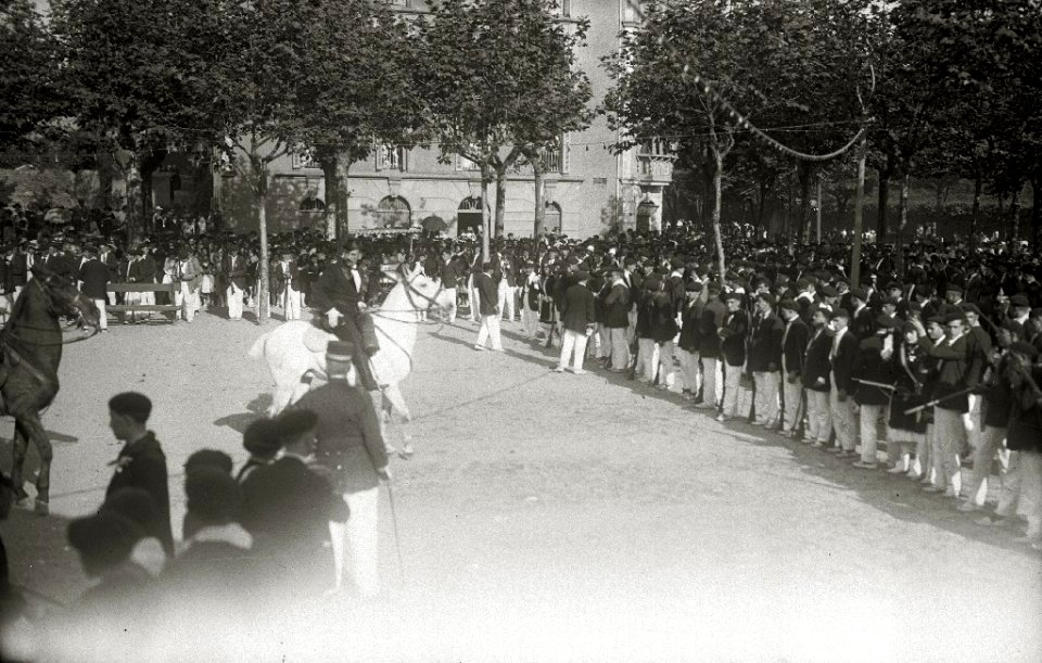 Alarde de San Marcial en Irun. Desfiles por las calles de la localidad. Integrantes de diversas compañías celebrando un banquete al aire libre. Juego y pruebas tras la comida (3 de 9) - Fondo Car-Kutxa Fototeka
