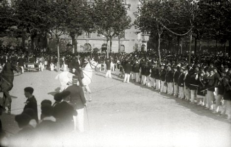 Alarde de San Marcial en Irun. Desfiles por las calles de la localidad. Integrantes de diversas compañías celebrando un banquete al aire libre. Juego y pruebas tras la comida (3 de 9) - Fondo Car-Kutxa Fototeka