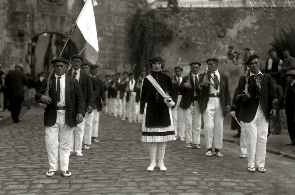 Alarde de Hondarribia con motivo de la celebración de sus fiestas patronales (1 de 18) - Fondo Car-Kutxa Fototeka