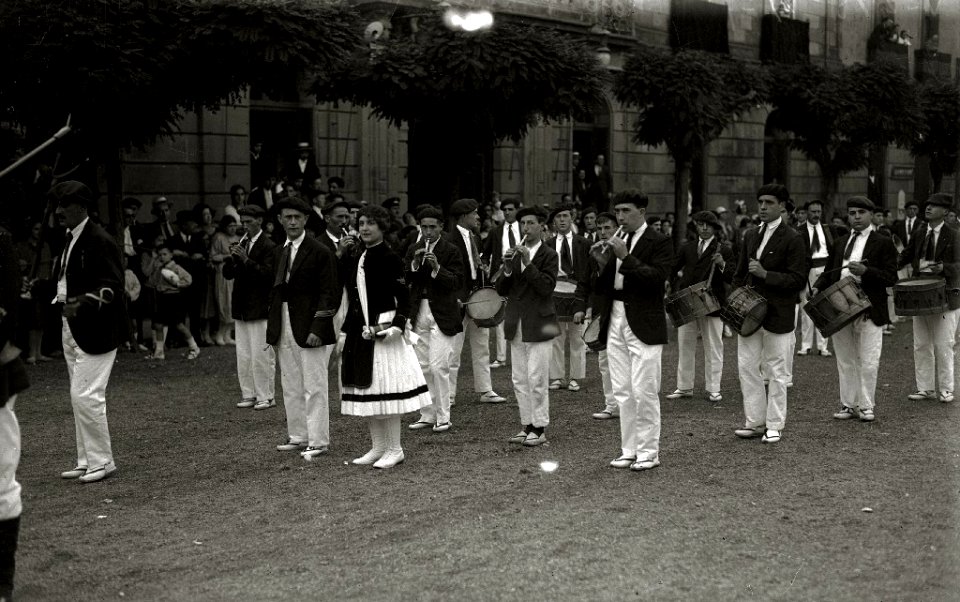 Alarde de San Marcial en Irun. Desfiles por las calles de la localidad. Integrantes de diversas compañías celebrando un banquete al aire libre. Juego y pruebas tras la comida (5 de 9) - Fondo Car-Kutxa Fototeka