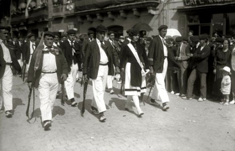 Alarde de San Marcial en Irun. Desfiles por las calles de la localidad. Integrantes de diversas compañías celebrando un banquete al aire libre. Juego y pruebas tras la comida (2 de 9) - Fondo Car-Kutxa Fototeka