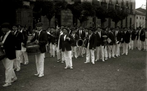 Alarde de San Marcial en Irun. Desfiles por las calles de la localidad. Integrantes de diversas compañías celebrando un banquete al aire libre. Juego y pruebas tras la comida (4 de 9) - Fondo Car-Kutxa Fototeka
