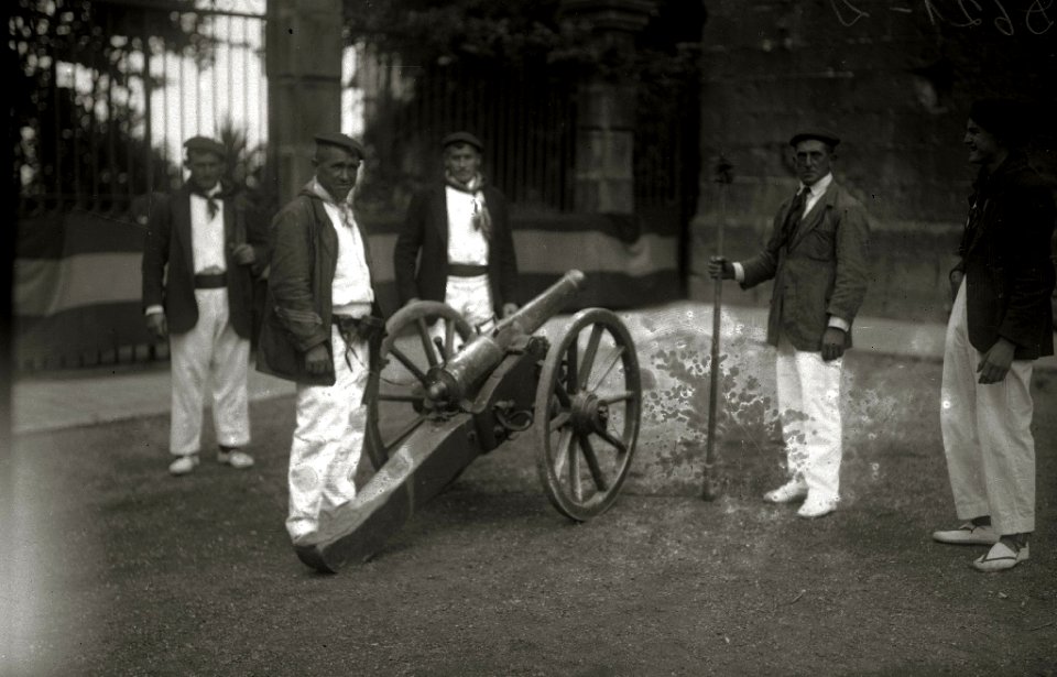 Alarde de Hondarribia con motivo de la celebración de sus fiestas patronales (11 de 18) - Fondo Car-Kutxa Fototeka