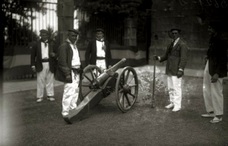 Alarde de Hondarribia con motivo de la celebración de sus fiestas patronales (11 de 18) - Fondo Car-Kutxa Fototeka