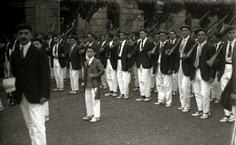 Alarde de San Marcial en Irun. Desfiles por las calles de la localidad. Integrantes de diversas compañías celebrando un banquete al aire libre. Juego y pruebas tras la comida (6 de 9) - Fondo Car-Kutxa Fototeka