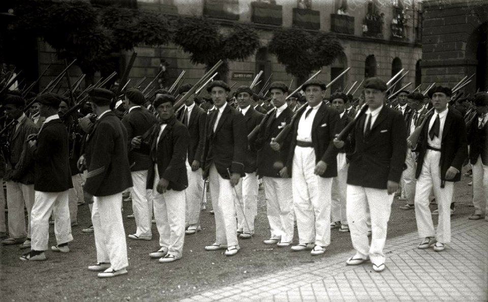 Alarde de San Marcial en Irun. Desfiles por las calles de la localidad. Integrantes de diversas compañías celebrando un banquete al aire libre. Juego y pruebas tras la comida (8 de 9) - Fondo Car-Kutxa Fototeka