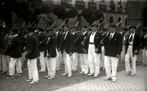 Alarde de San Marcial en Irun. Desfiles por las calles de la localidad. Integrantes de diversas compañías celebrando un banquete al aire libre. Juego y pruebas tras la comida (8 de 9) - Fondo Car-Kutxa Fototeka