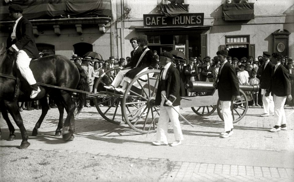 Alarde de San Marcial en Irun. Desfiles por las calles de la localidad. Integrantes de diversas compañías celebrando un banquete al aire libre. Juego y pruebas tras la comida (9 de 9) - Fondo Car-Kutxa Fototeka