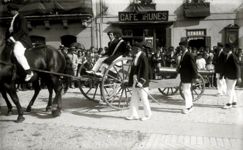 Alarde de San Marcial en Irun. Desfiles por las calles de la localidad. Integrantes de diversas compañías celebrando un banquete al aire libre. Juego y pruebas tras la comida (9 de 9) - Fondo Car-Kutxa Fototeka