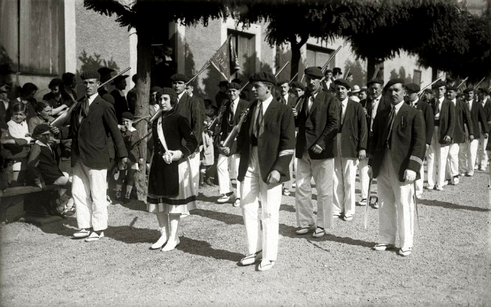 Alarde de San Marcial en Irun. Desfiles por las calles de la localidad. Integrantes de diversas compañías celebrando un banquete al aire libre. Juego y pruebas tras la comida (7 de 9) - Fondo Car-Kutxa Fototeka