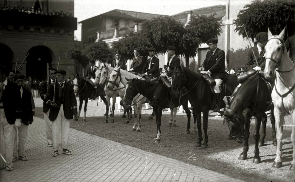 Alarde de San Marcial en Irun. Desfiles por las calles de la localidad. Integrantes de diversas compañías celebrando un banquete al aire libre. Juego y pruebas tras la comida (1 de 9) - Fondo Car-Kutxa Fototeka