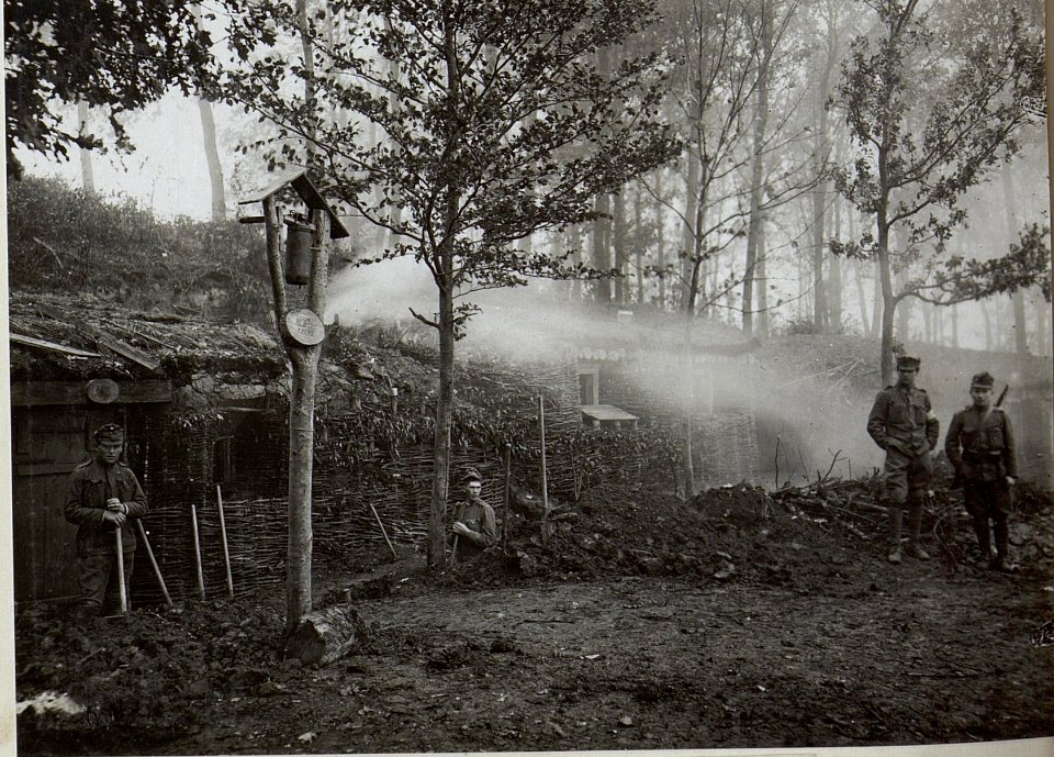Alarmglocke in der Deckung (BildID 15651551)