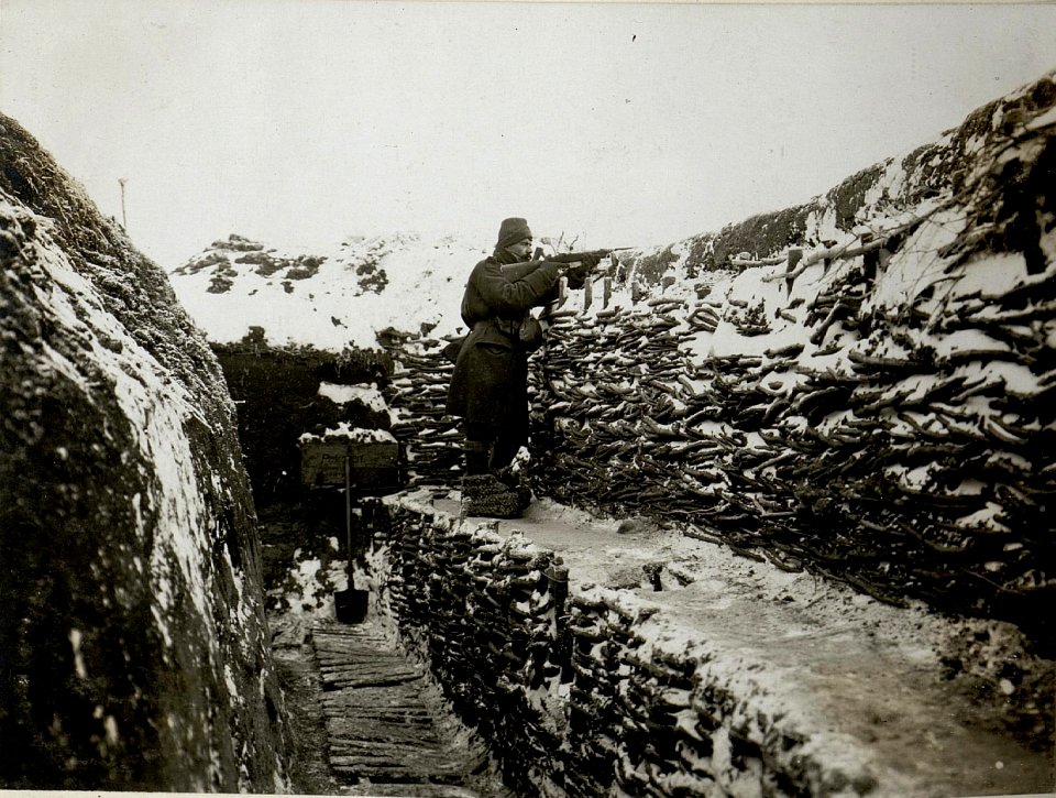 Alarmposten im Schützengraben der 14.Kompanie des bosnisch-herzegowinischen Infanterieregimentes 1, 9.1.1917 (BildID 15542968)