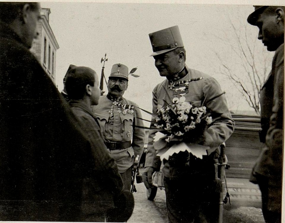 Albanischer Junge überreicht einer Blumenstrauss und deklamiert. Aufgenommen in Skutari am 14. März 1916. (BildID 15532724)