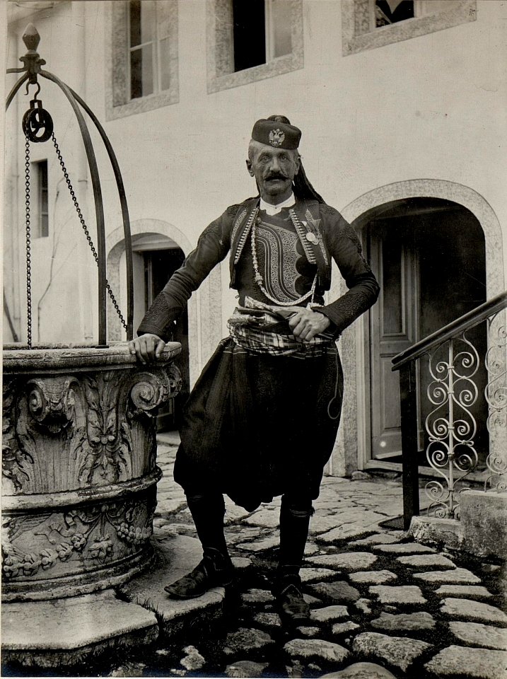 Albanese beim österr.ung. Generalkonsulat in Skutari. Aufgenommen in Skutari am 14. März 1916. (BildID 15531681)