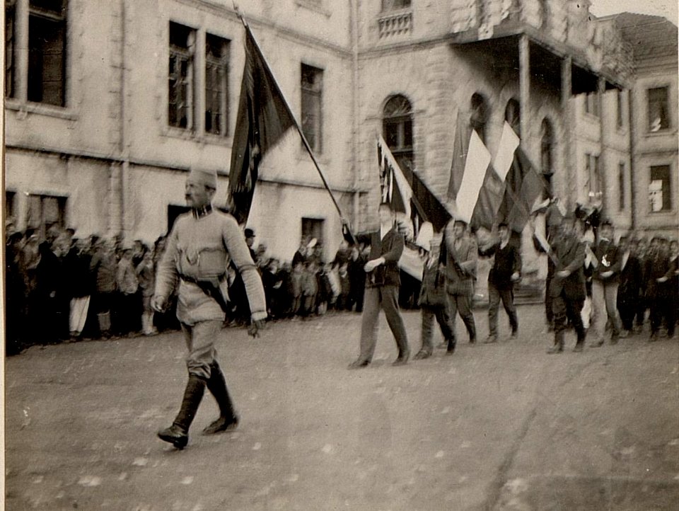 Albanische Jugend rückt mit Fahnen aus. Aufgenommen am 14. März 1916 in Skutari. (BildID 15532752)