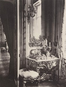 Albert, Joseph - Bayerische Königsschlösser, Schloss Linderhof – Konsoltisch mit Nippes im lila Kabinett (Zeno Fotografie)