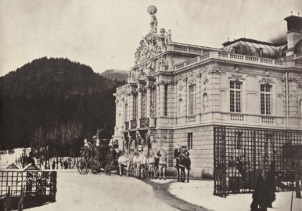 Albert, Joseph - Bayerische Königsschlösser, Schloss Linderhof – Eingangsfront mit vorgefahrenem Prunkwagen (Zeno Fotografie)