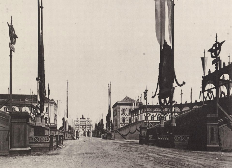 Albert, Joseph - München, Ludwigstraße – Tribünen am Universitätsplatz für den »Siegeseinzug« (Zeno Fotografie)