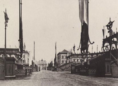 Albert, Joseph - München, Ludwigstraße – Tribünen am Universitätsplatz für den »Siegeseinzug« (Zeno Fotografie)