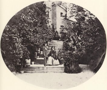 Albert, Joseph - Königin Marie mit ihren Söhnen auf der Schlosstreppe in Hohenschwangau (Zeno Fotografie)
