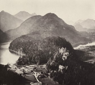 Albert, Joseph - Schloss Hohenschwangau mit Wirtschaftsgebäuden, Alpsee und Schwansee vom Aussichtspunkt auf der »Jugend« aus (Zeno Fotografie)