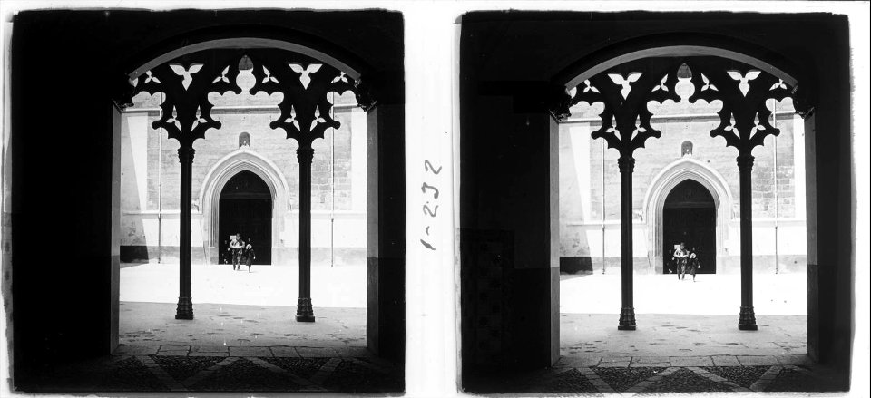 Atri i porta de l'església de l'hospital de Palma de Mallorca