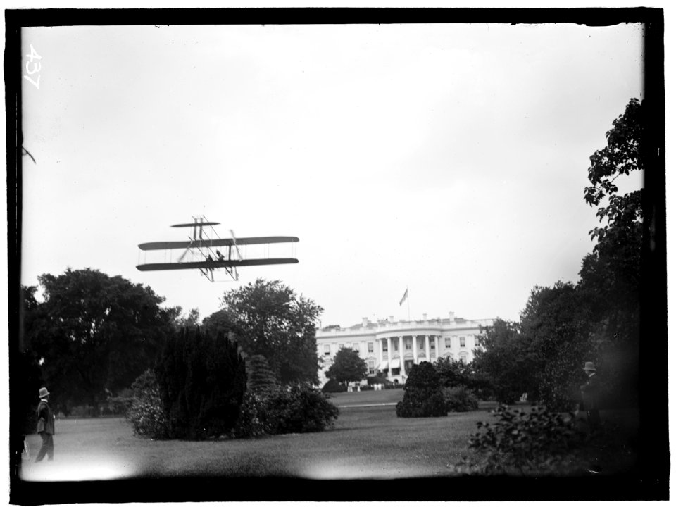 ATWOOD, HARRY. AVIATOR. RISING FROM WHITE HOUSE LAWN IN WRIGHT TYPE B PLANE, JULY, 1911 LCCN2016863380