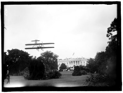 ATWOOD, HARRY. AVIATOR. RISING FROM WHITE HOUSE LAWN IN WRIGHT TYPE B PLANE, JULY, 1911 LCCN2016863380