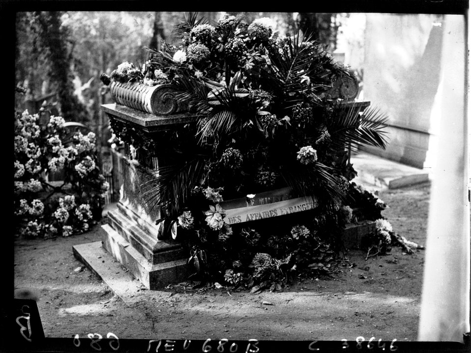 Au Père-Lachaise - la tombe de Barthou (Btv1b9026661g f1)