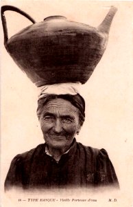 Au Pays Basque - Porteuse d'eau