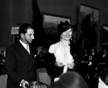 Au Salon, Cécile Sorel et le peintre Domergue - (photographie de presse) - Agence Meurisse