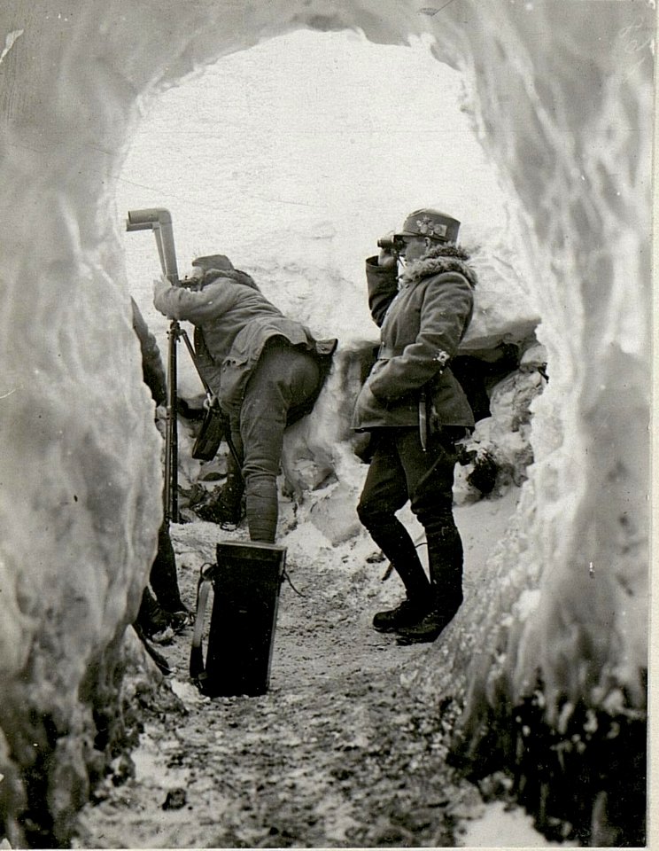 Auf dem Pasubio mit dem Scherenfernrohr.Beobachtungsstand (BildID 15625483)