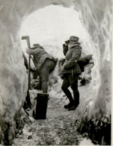 Auf dem Pasubio mit dem Scherenfernrohr.Beobachtungsstand (BildID 15625483)