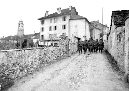 Auf dem Marsch durch die Strassen von Vira - CH-BAR - 3239525