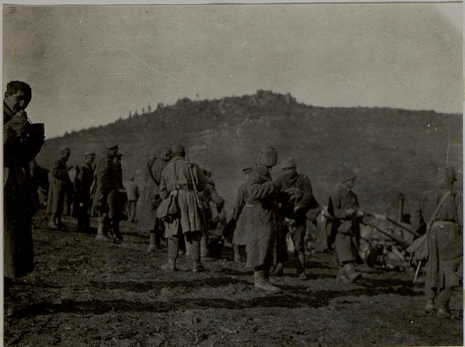 Auf dem Marsche von Novibazar nach Rozay.Aufgen. im Februar 1916. (BildID 15454658)